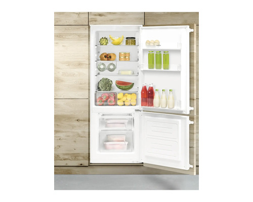 Réfrigérateur ouvert avec divers aliments