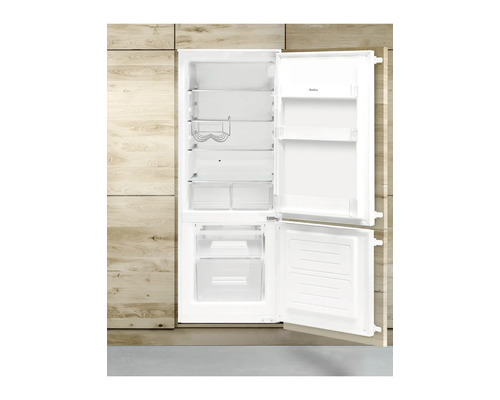 Réfrigérateur Amica blanc ouvert avec étagères et tiroirs.