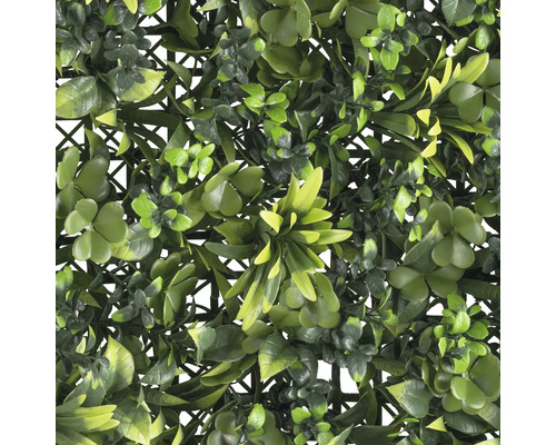Haie artificielle avec différentes feuilles vertes sur une grille en plastique