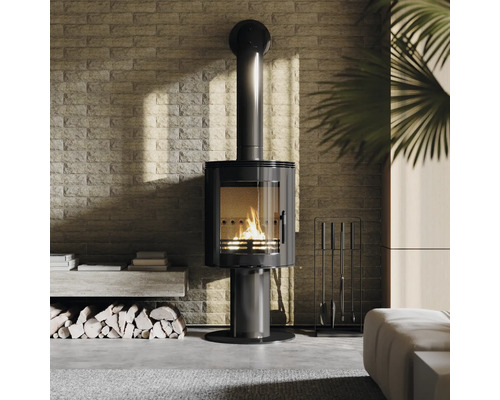 Moderner Kaminofen mit Kaminrohr in einem hellen Raum