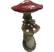 Groupe de champignons décoratifs pour le jardin