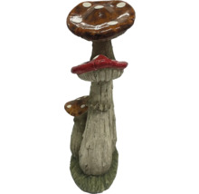 Groupe de champignons décoratifs pour le jardin