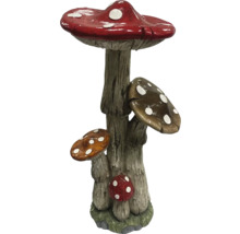 Groupe de champignons décoratifs pour le jardin