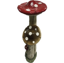 Champignon de jardin décoratif avec des points