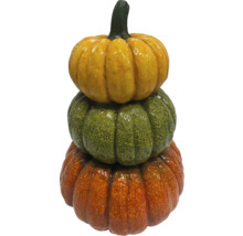 Citrouilles décoratives empilées en jaune, vert et orange.