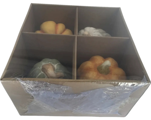 Citrouilles décoratives en céramique dans un emballage en carton à quatre compartiments