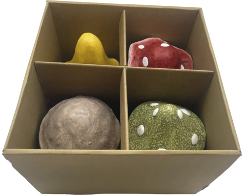 Ensemble de quatre champignons décoratifs en faïence