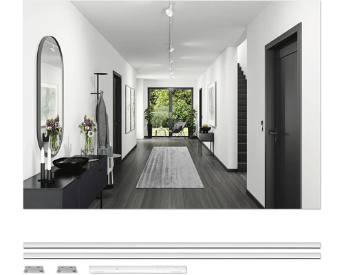 Heller Flur mit Kommode, Spiegel, Garderobe und Teppich