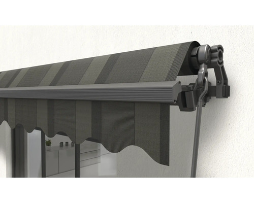 Markise mit Streifenmuster an einer Wand montiert