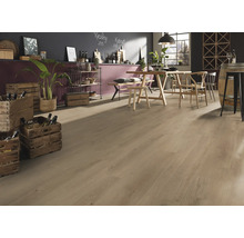 Heller Holzfußboden in einem Esszimmer mit Holztisch und Weinkisten