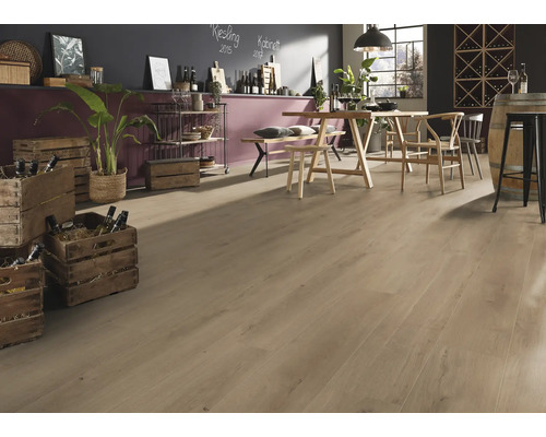 Heller Holzfußboden in einem Esszimmer mit Holztisch und Weinkisten