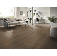 Séjour lumineux avec sol stratifié, canapé et bureau