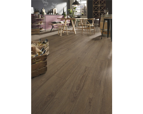 Pose de sol stratifié en intérieur avec effet bois