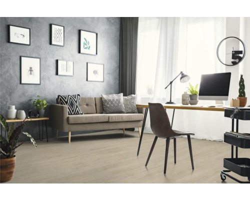 Wohnzimmer mit Sofa, Schreibtisch und Designelementen