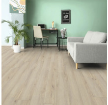 Salon avec plancher en bois clair, canapé et bureau