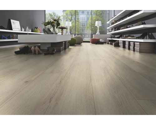 Sol stratifié clair dans un dressing avec des étagères et des chaussures