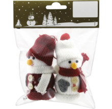 Zwei Schneemann-Anhänger mit gestrickten Mützen und Schals in einer Verpackung
