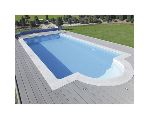 Piscine rectangulaire avec eau bleu clair et terrasse en bois gris