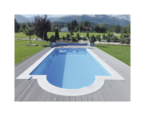 Piscine rectangulaire avec terrasse en bois dans le jardin
