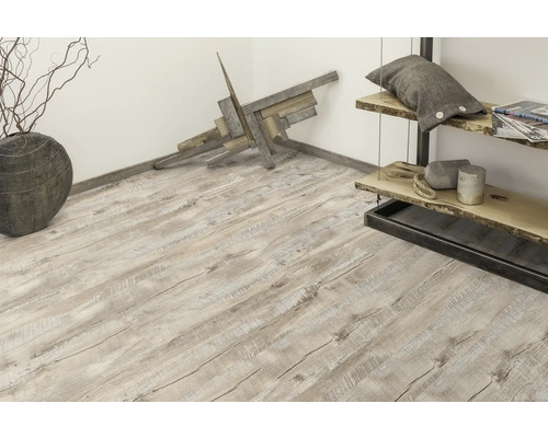 Intérieur avec plancher en bois clair, décoration et étagère