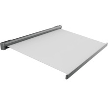 Store latéral déployé pour se protéger du soleil et du vent.