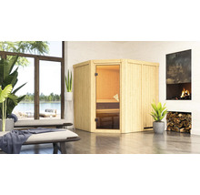 Ecksauna aus Holz mit Glastür in einem hellen Raum mit Bänken und Kamin.