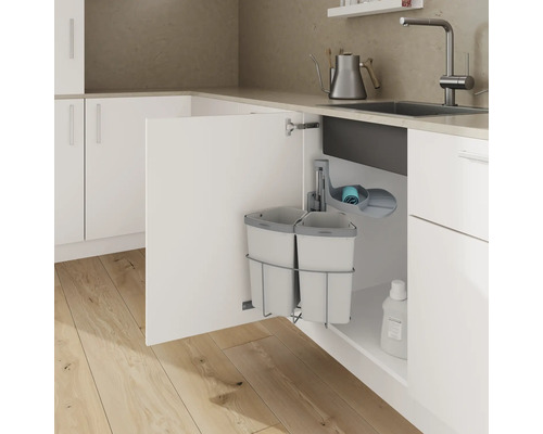 Abfalltrennsystem im Küchenschrank mit zwei Eimern und Halterung für Reinigungsmittel