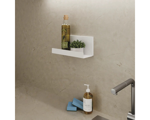 Wandregal mit Olivenöl, Pflanze, Spülmittel und Schwamm