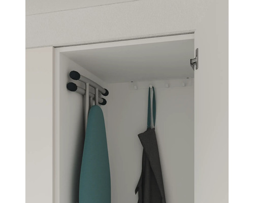 Bügeleisen und Bügelbrett zur Aufbewahrung im Schrank