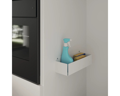 Reinigungsmittel und Schwämme in einem weißen Küchenregal