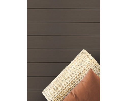Fond de lames de terrasse avec coussin et panier