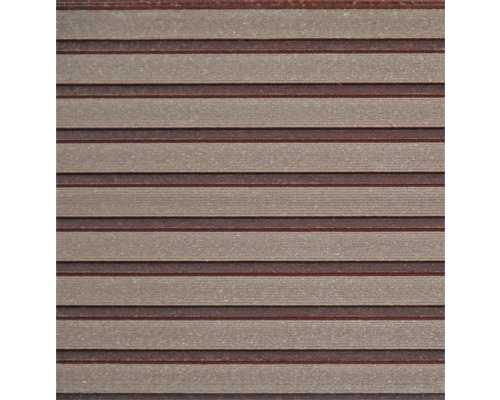 Gros plan de lames de terrasse avec une surface rainurée