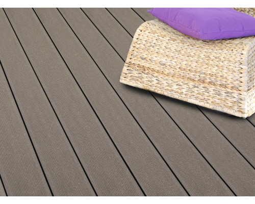 Lames de terrasse au sol avec un panier et un coussin