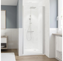 Salle de bains lumineuse avec douche, lavabo et radiateur sèche-serviettes