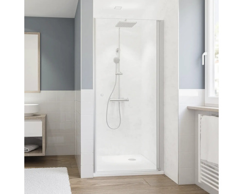 Salle de bains lumineuse avec douche, lavabo et radiateur sèche-serviettes