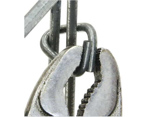 Metallzange beim Biegen eines Metalldrahts