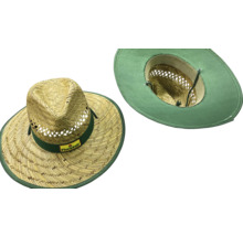 Deux chapeaux de paille à larges bords pour le jardin
