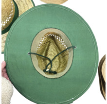 Chapeau de paille à large bord et jugulaire
