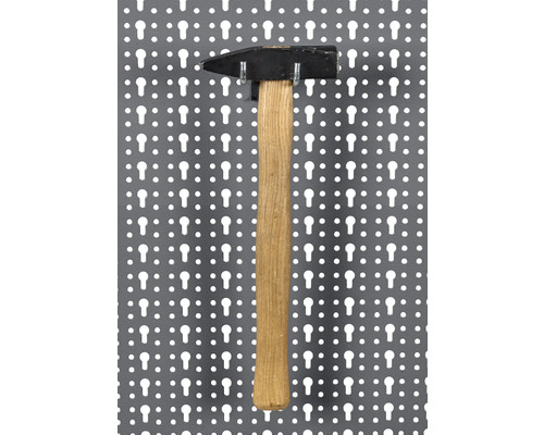 Marteau avec manche en bois sur un panneau mural pour outils