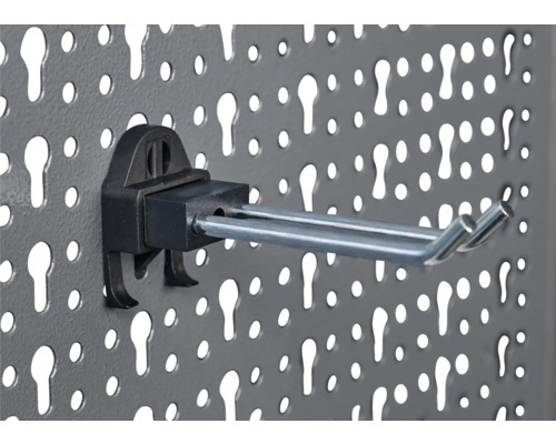 Doppelhaken an einer Werkzeuglochwand