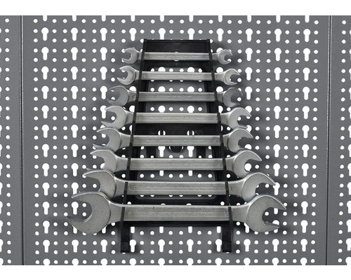 Un jeu de clés mixtes, rangées dans un support, fixé à un mur d''outils.