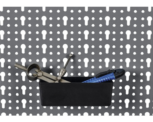 Lochwand mit Werkzeugablage und Werkzeugen