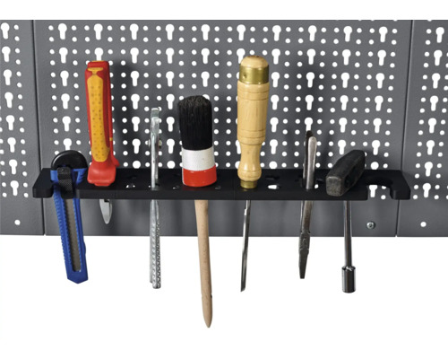 Panneau d''outils avec divers outils dans un atelier