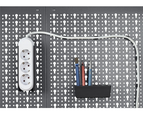 Panneau à outils avec multiprise et outils dans le support