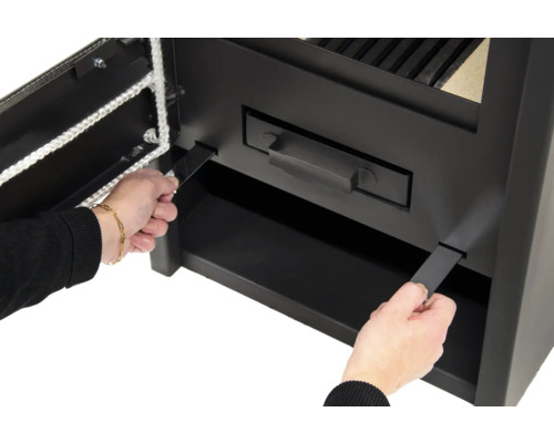 Vue détaillée d''un poêle avec tiroir à cendres ouvert et tiges de traction