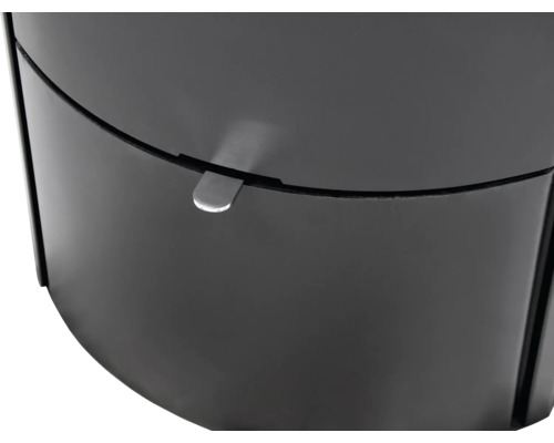 Gros plan d''une poubelle noire avec fermeture argentée