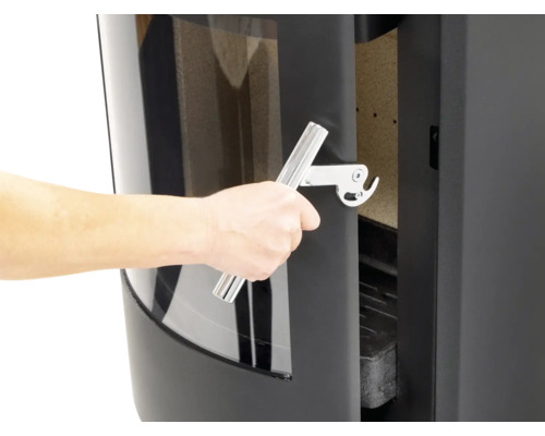 Gros plan d''un poêle à bois dont la porte est ouverte à l''aide d''une poignée.