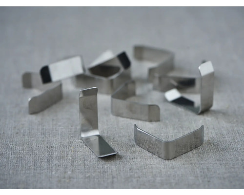 Mehrere Befestigungsclips aus Metall