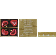 Set mit vier herzförmigen Christbaumkugeln mit Schneeflockenmuster zur Dekoration