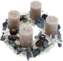 Adventskranz mit vier Kerzen, Tannenzapfen und Dekoration